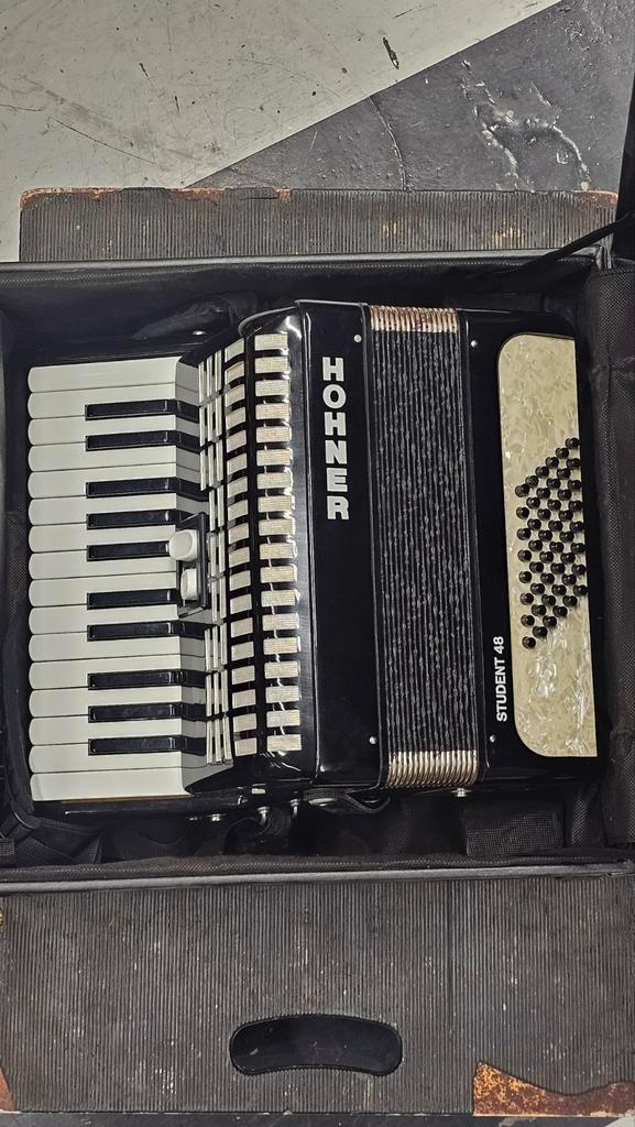 Hohner Student 48 Accordeon, Muziek en Instrumenten, Accordeons, Gebruikt, 48-bas, Hohner, Met koffer, Met riemen, Ophalen