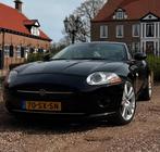 Jaguar XK R-Line 4.2 Coupe AUT 2006 Zwart - Origineel NL, Auto's, Achterwielaandrijving, 4 stoelen, Zwart, 298 pk