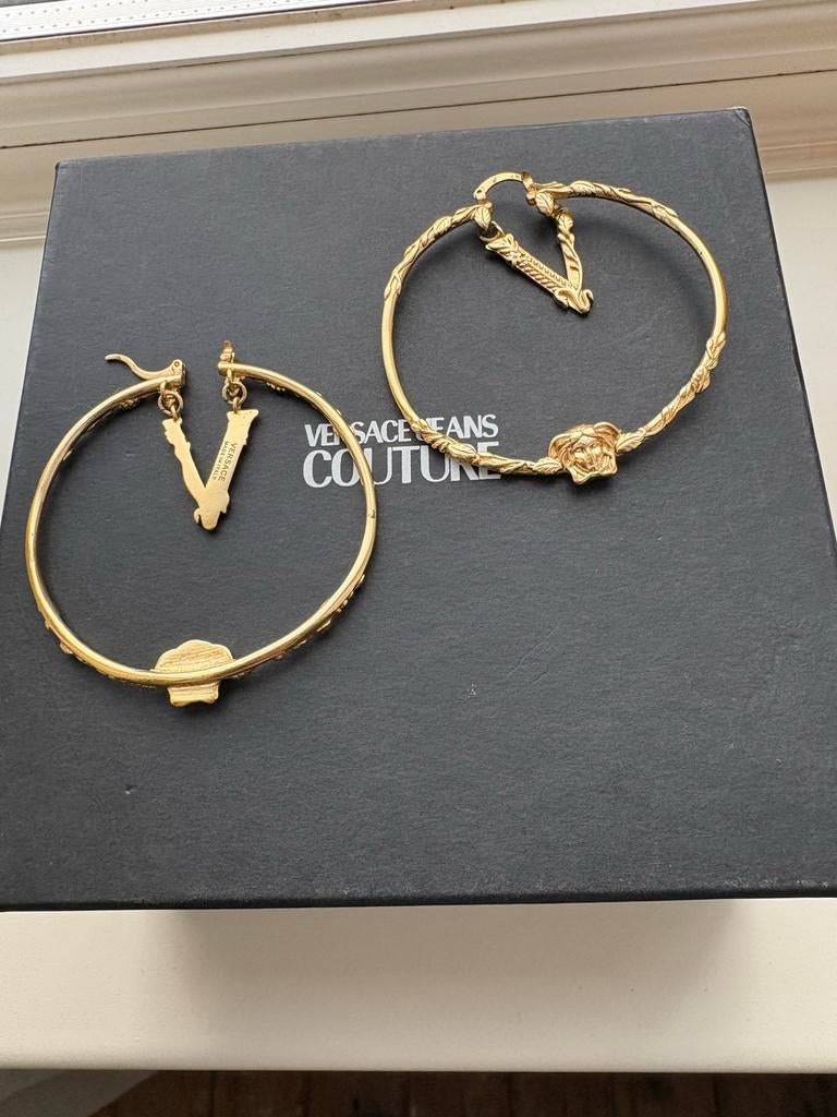 Versace Goudkleurige Oorbellen met het iconische medusa logo, Overige materialen, Hangers, Ophalen of Verzenden, Zo goed als nieuw