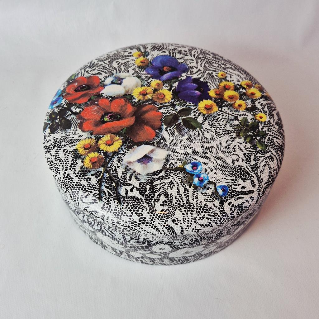 Vintage koektrommel met bloemenmotief en kant, Verzamelen, Verzenden, Gebruikt, Koek(jes), Overige merken