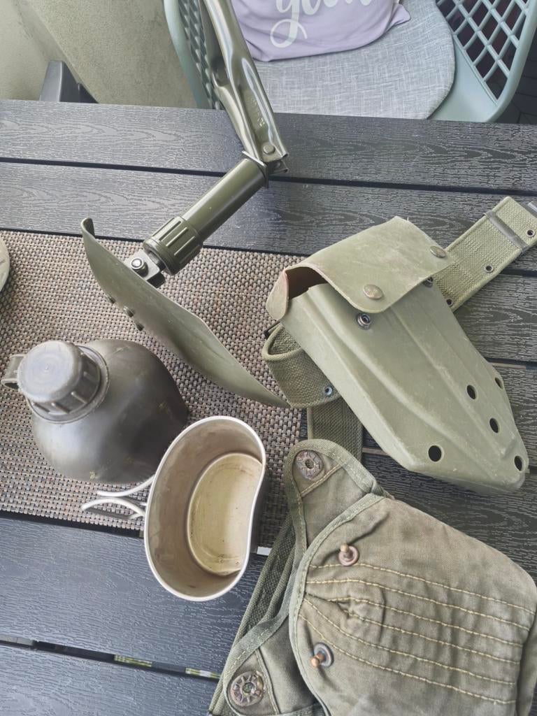 Militair koppel met schep en drinkfles/beker, Verzamelen, Militaria | Algemeen, Ophalen
