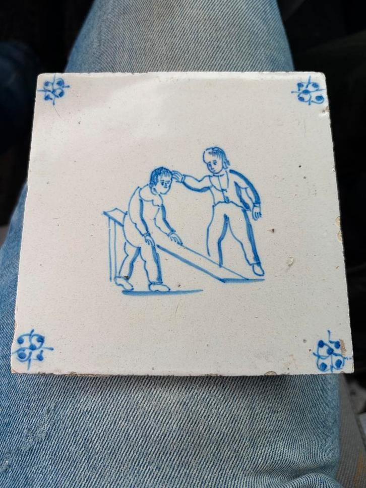 Antieke Delfts Blauwe Tegel met Kinderen Spelend, Antiek en Kunst, Antiek | Wandborden en Tegels, Ophalen of Verzenden