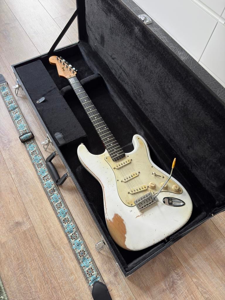 Stratocaster Fern Evergreen costum Aged White, Muziek en Instrumenten, Ophalen, Zo goed als nieuw, Solid body, Fender