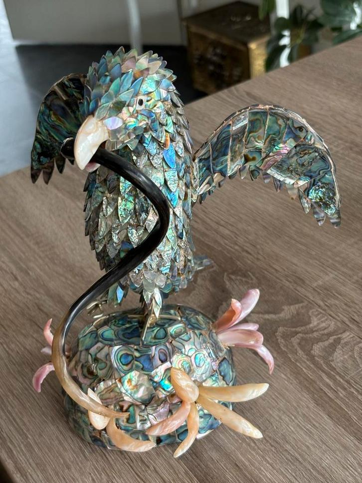 Adelaar beeldje van Abalone schelpstukjes, Antiek en Kunst, Kunst | Beelden en Houtsnijwerken, Beeld, Natuurlijk materiaal, Vogel
