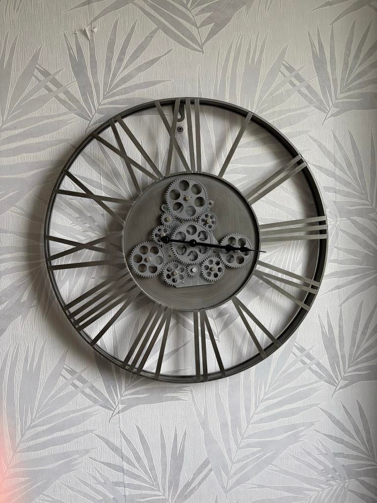 Grote metalen wandklok met Romeinse cijfers en tandwielen, Antiek en Kunst, Ophalen of Verzenden