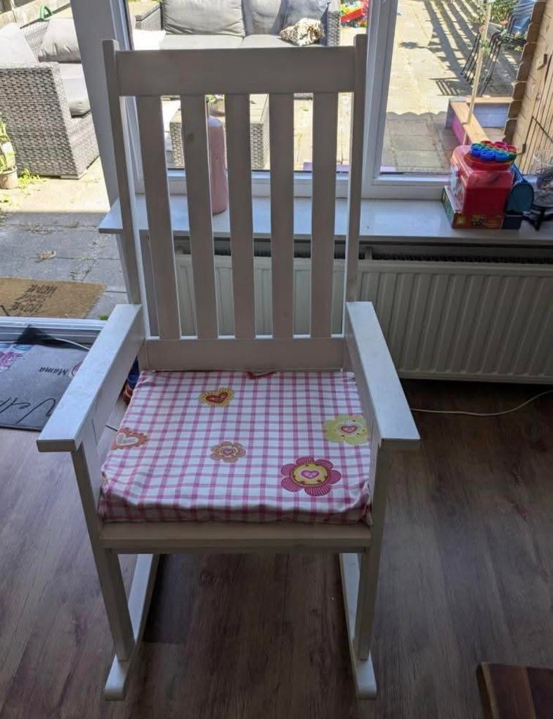 Witte houten schommelstoel met kussen, Huis en Inrichting, Stoelen, Ophalen, Gebruikt, Wit, Stof