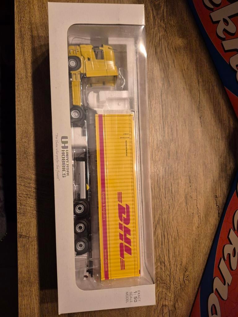 Universal Hobbies Scania DHL Container Truck, Ophalen of Verzenden, Nieuw, Bus of Vrachtwagen, Overige merken