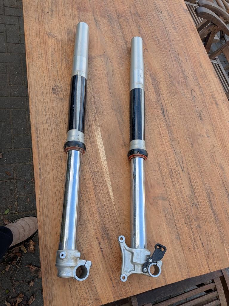 KTM 690 / Husqvarna 701 Enduro voorvork poten, Ophalen