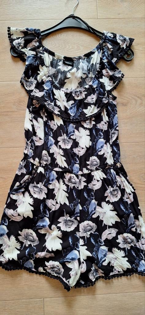 Zwarte bloemen jumpsuit met ruches 38, Kleding | Dames, Jumpsuits, Onbekend, Ophalen of Verzenden, Maat 38/40 (M), Zwart
