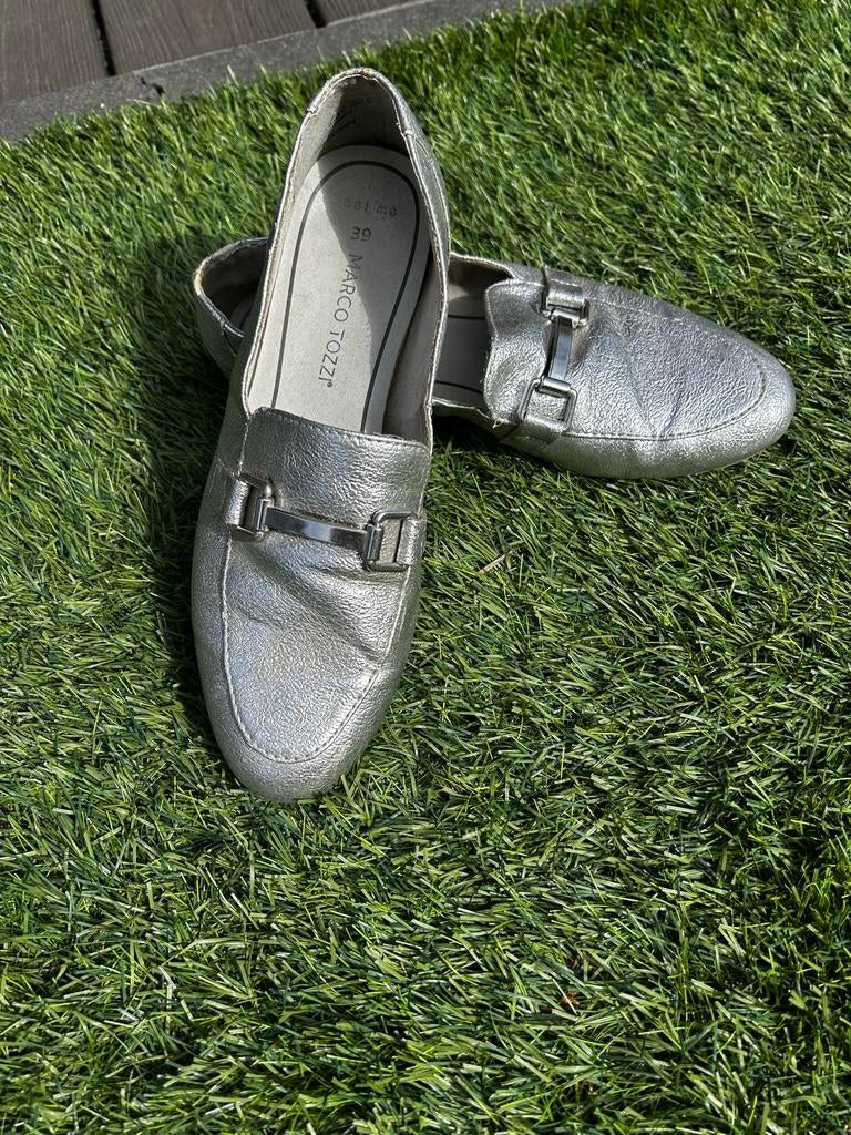 Marco Tozzi zilveren loafers - Maat 39, Ophalen of Verzenden, Gedragen, Overige kleuren, Instappers
