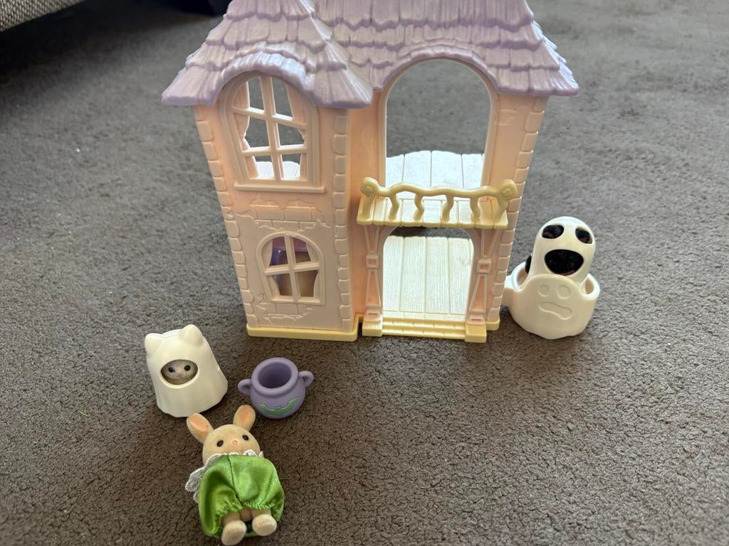 Sylvanian Families spookhuis met figuurtjes, Ophalen of Verzenden, Gebruikt, Poppenhuis