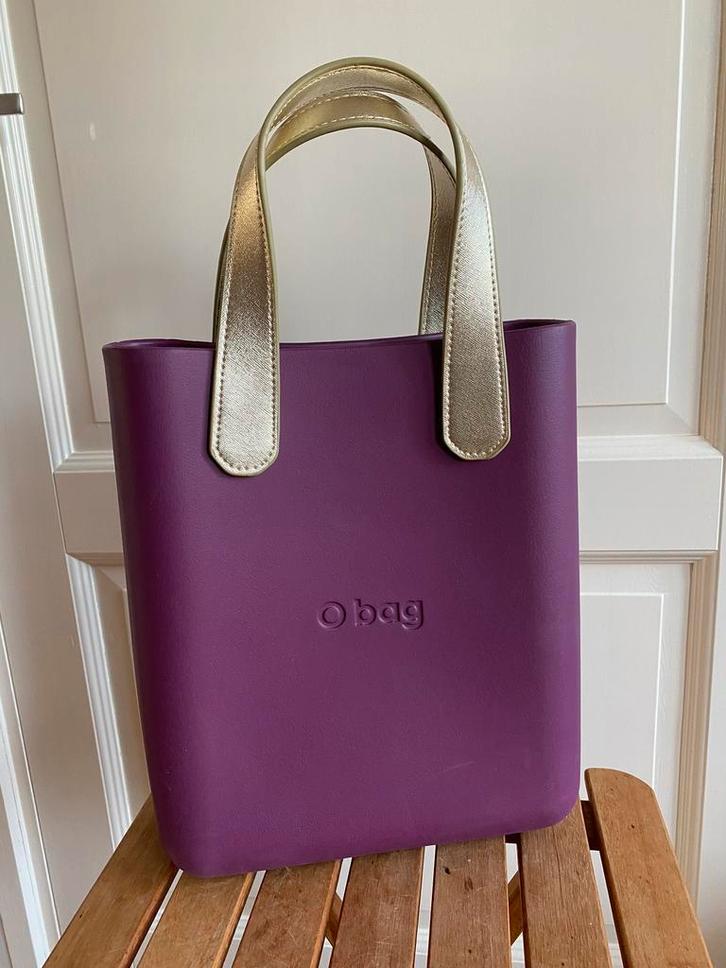 Paarse O-Bag chic met goudkleurige hengsels, Sieraden, Tassen en Uiterlijk, Tassen | Damestassen, Nieuw, Paars, Ophalen of Verzenden