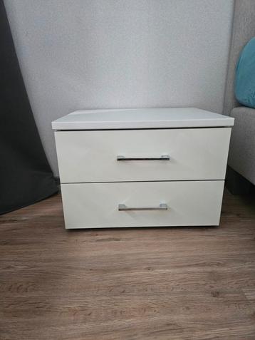 Wit nachtkastje met 2 lades - Strak design! beschikbaar voor biedingen