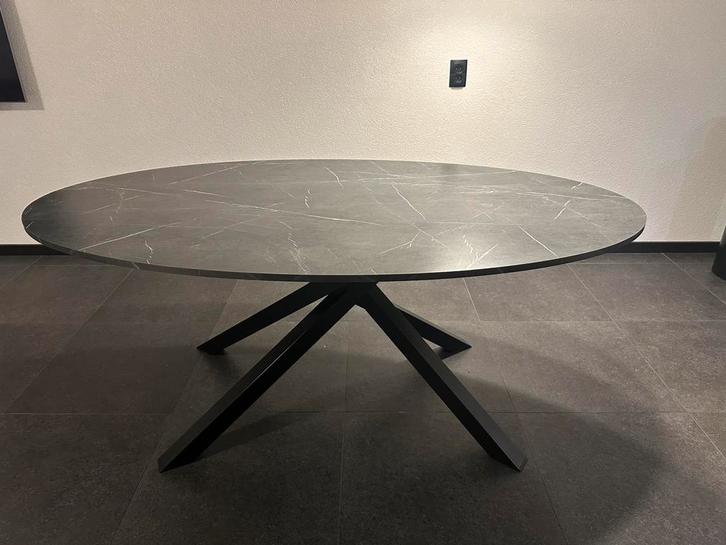 Betonlook grijze ovale tafel / Ikea, Huis en Inrichting, Tafels | Eettafels, Zo goed als nieuw, 50 tot 100 cm, 200 cm of meer