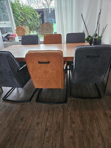 Eetkamerstoelen beschikbaar voor biedingen