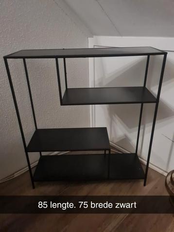 Zwart metalen wandrek / boekenrek beschikbaar voor biedingen