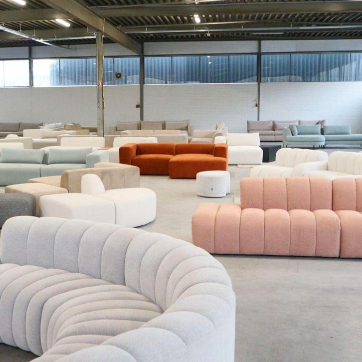 showroommodeluitverkoop 4x6 sofa – KORTINGEN TOT 70%, Huis en Inrichting, Banken | Bankstellen, Zo goed als nieuw, Vierpersoons of meer