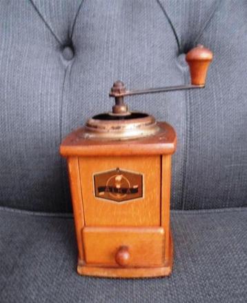 Oude houten koffiemolen ALKA. beschikbaar voor biedingen