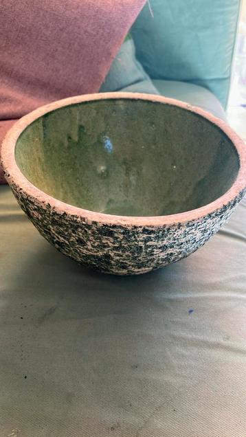 Schaal retro vintage oud groen berkenbast beschikbaar voor biedingen