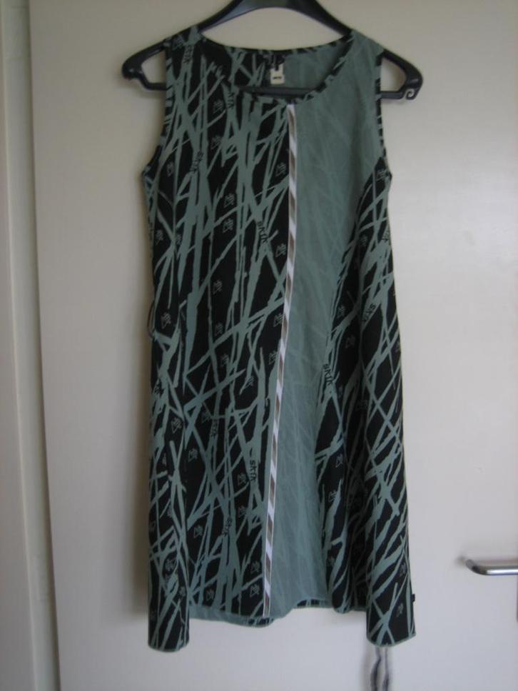 Prachtig groen-zwart a-lijn jurkje SKUNKFUNK 36-38 snazzeys, Kleding | Dames, Jurken, Nieuw, Maat 36 (S), Groen, Onder de knie