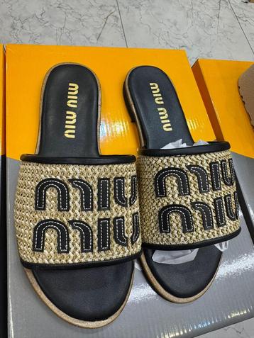 Miu Miu Slippers beschikbaar voor biedingen