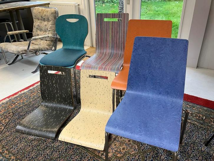 Gekleurde Design stoelen met een toplaag van Marmoleum, Huis en Inrichting, Stoelen, Nieuw, Vijf, Zes of meer stoelen, Hout, Overige kleuren