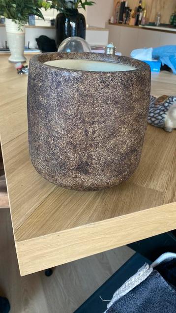 Bruine bloempot beschikbaar voor biedingen