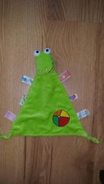 Play in kids Evora tut doek kikker/krokodil Labels rondom 2x, Kinderen en Baby's, Speelgoed | Knuffels en Pluche, Nieuw, Ophalen of Verzenden