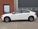 Volvo S60 1.5 T3 Geartr. Kinetic - Dealer o.h. - s/k dak, Auto's, Volvo, Stof, 4 cilinders, S60, Wit