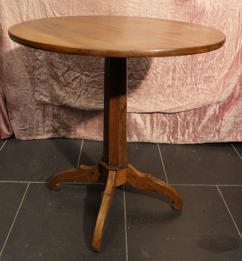 Antiek rond notenhouten tafeltje ., Ophalen of Verzenden