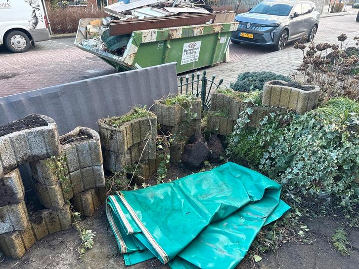 Gratis Tuintegels en Plantenbakken, Tuin en Terras, Bloembakken en Plantenbakken, Gebruikt, Beton, Binnen, 30 tot 60 cm, Minder dan 60 cm