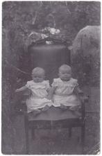 Foto - Baby Baby's Kind Kinderen Stoel Witte Jurk, Gebruikt, Foto, Ophalen of Verzenden, Voor 1940