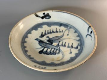 Oude Chinezen bord met blauwe motief beschikbaar voor biedingen