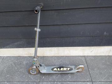 Metalen stepje, step van Alert, inklapbaar, gratis beschikbaar voor biedingen