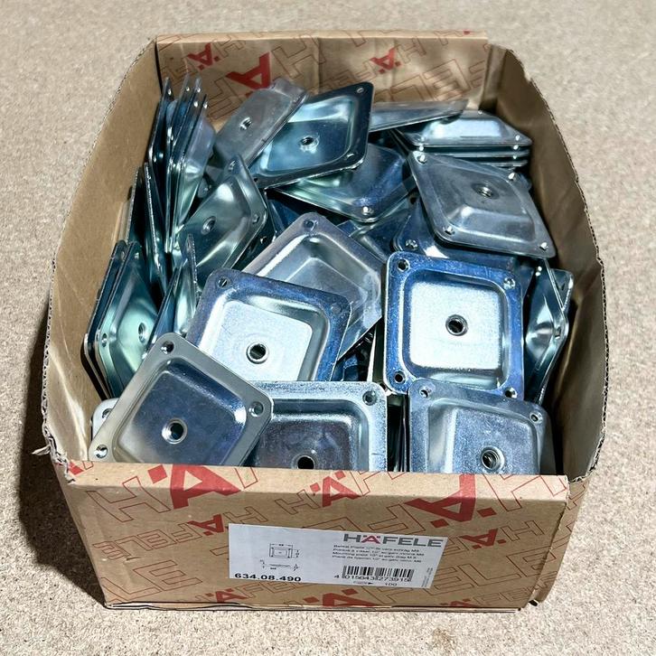 118x Bevestigingsplaat Montageplaat pootjes M8 schroefdraad, Doe-het-zelf en Verbouw, IJzerwaren en Bevestigingsmiddelen, Nieuw