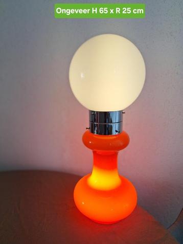 Vintage tafellamp massive, oranje voet witte bol,Jaren 70 beschikbaar voor biedingen