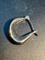 Enkele zilverkleurige oorbel, Sieraden, Tassen en Uiterlijk, Oorbellen, Ophalen of Verzenden, Gebruikt, Zilver, Hangers