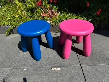 2 leuke stevige Kunststof kinder krukjes 🔴 beschikbaar voor biedingen