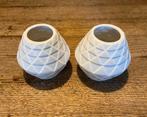 2 witte Hema vaasje met relief, 12cm, Huis en Inrichting, Woonaccessoires | Vazen, Wit, Aardewerk of Porselein, Ophalen of Verzenden