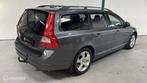 Volvo V70 2.5T Momentum DYNAUDIO / XENON, Gebruikt, 2521 cc, Handgeschakeld, 1567 kg