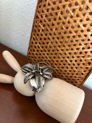 Filigraan vintage bloem broche beschikbaar voor biedingen