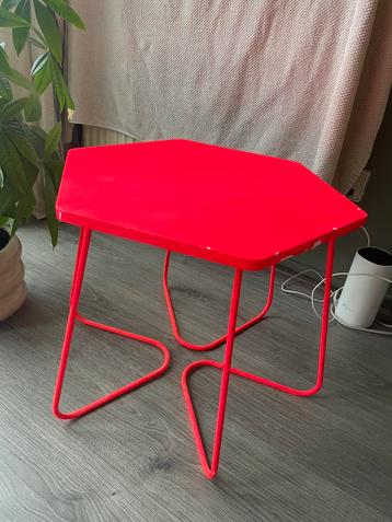 Unieke neonrode salontafel – 50 cm Ø, 40 cm hoog beschikbaar voor biedingen