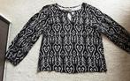 Zwarte blouse met print van Freequent maat XL, Kleding | Dames, Blouses en Tunieken, Ophalen, Freequent, Zwart, Maat 46/48 (XL) of groter