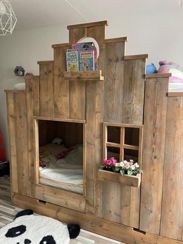 Steigerhouten bed met 2 slaapplaatsen en bijpassende kast! beschikbaar voor biedingen