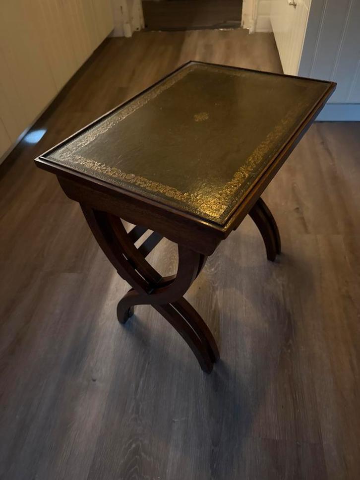 Antieke bijzettafels met lederen blad, Antiek en Kunst, Antiek | Meubels | Tafels, Ophalen of Verzenden