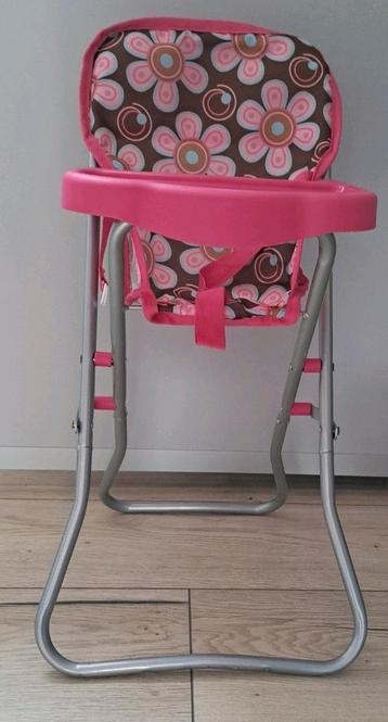 Poppenstoel met 3 poppen en accessoires  beschikbaar voor biedingen