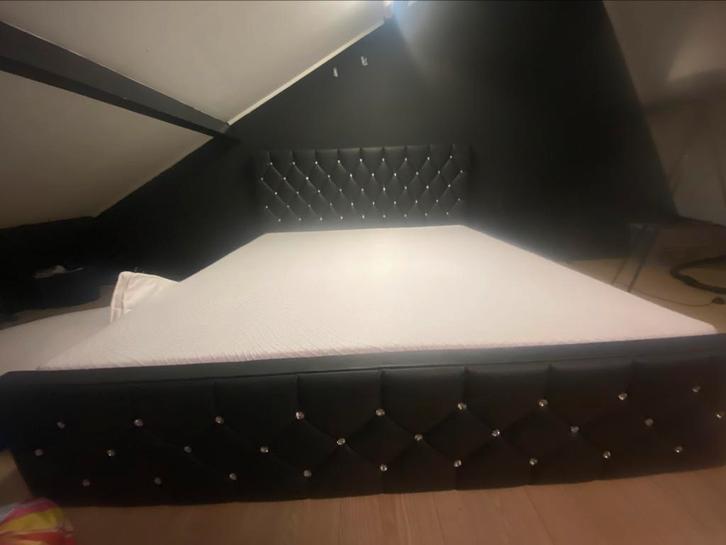 Luxe bed, Huis en Inrichting, Slaapkamer | Bedden, Zo goed als nieuw, Tweepersoons, 180 cm, 200 cm, Hout, Zwart, Ophalen