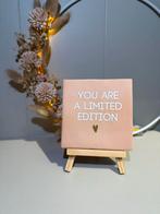 Tegeltje met tekst op standaard, Huis en Inrichting, Woonaccessoires | Tekstborden en Spreuken, Ophalen of Verzenden, Nieuw