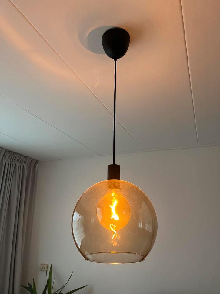 2x Moderne Hanglamp – Rookglas Bol met Zwarte Fitting, Huis en Inrichting, Lampen | Hanglampen, Zo goed als nieuw, Minder dan 50 cm