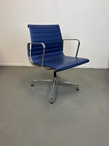 6 Vitra Eames Ea 108 stoel Blauw leer beschikbaar voor biedingen